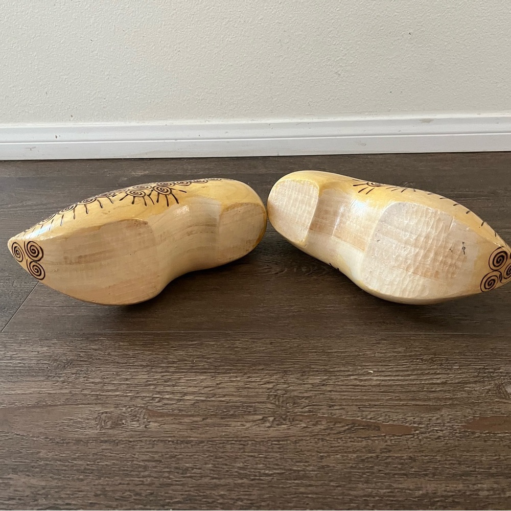 Wooden Clogs with Windmill Design - Picture 9 of 11